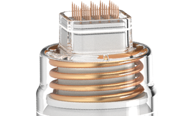 마이크로니들이 피부 깊숙이 침투해 고주파 에너지를 전달하는 침습형 시술 구조 설명 이미지