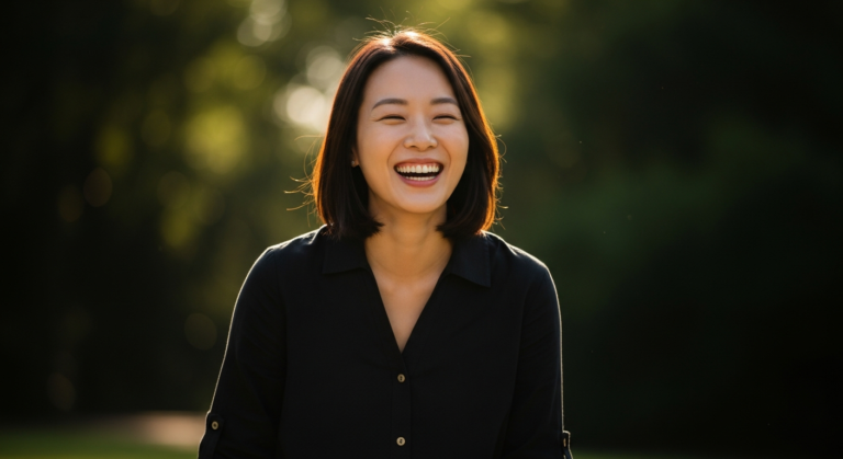 여름 햇살 속 자연스럽게 웃는 일상 - 표정주름 관리